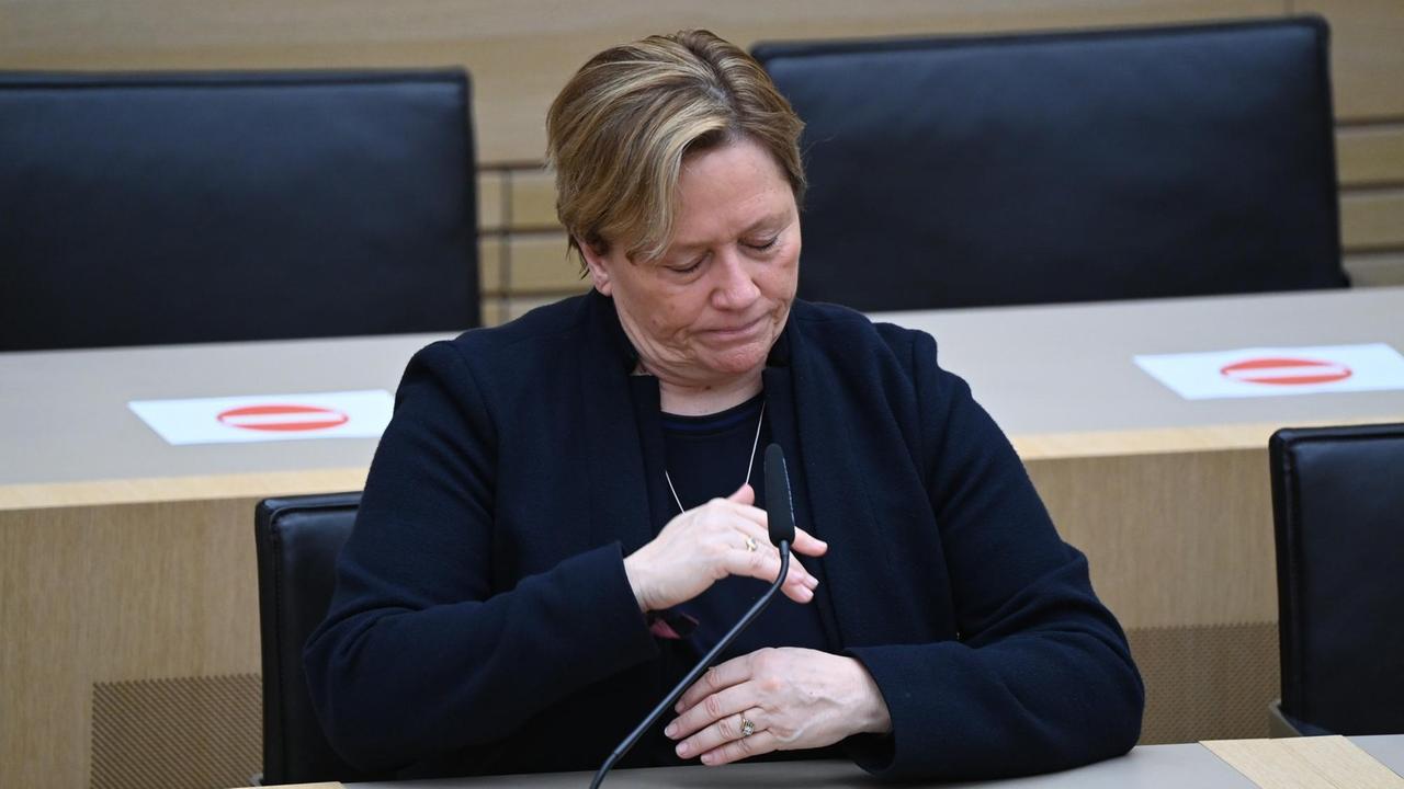 Susanne Eisenmann, Spitzenkandidatin der CDU, sitzt nach den ersten Hochrechnungen zum Ergebnis der Landtagswahlen in Baden-Württemberg im Plenarsaal.
