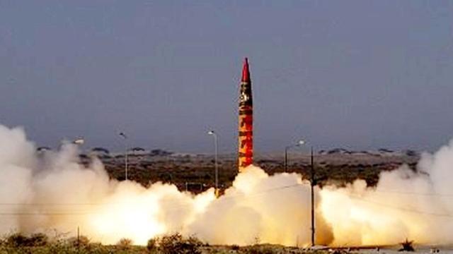 Eine pakistanische Mittelstreckenrakete startet. 
