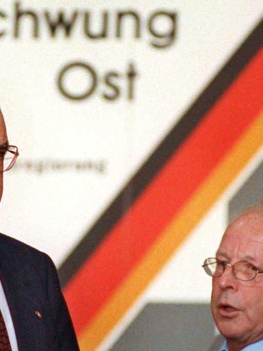 Der damalige Bundeskanzler Helmut Kohl (l.) und Arbeitsminister Norbert Blüm am 26.4.1993 vor einer Gesprächsrunde über das Gemeinschaftswerk Aufschwung Ost.