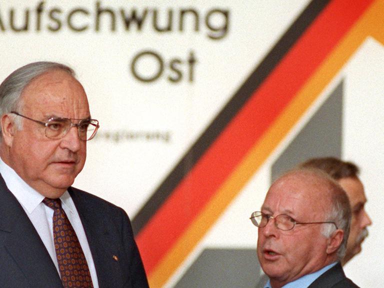 Der damalige Bundeskanzler Helmut Kohl (l.) und Arbeitsminister Norbert Blüm am 26.4.1993 vor einer Gesprächsrunde über das Gemeinschaftswerk Aufschwung Ost.