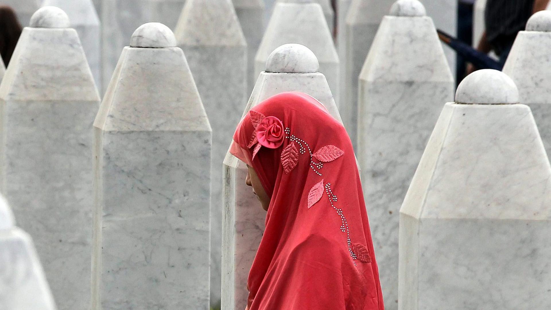 Eine Frau steht an der Gedenkstätte in Srebrenica in Erinnerung an die Opfer von Bosnien im Jahre 1995. 