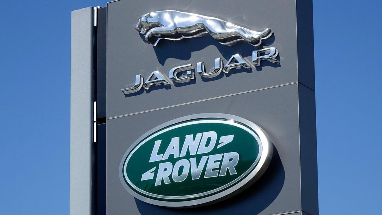 Embleme von Jaguar und Land Rover auf einer Werbeschild.
