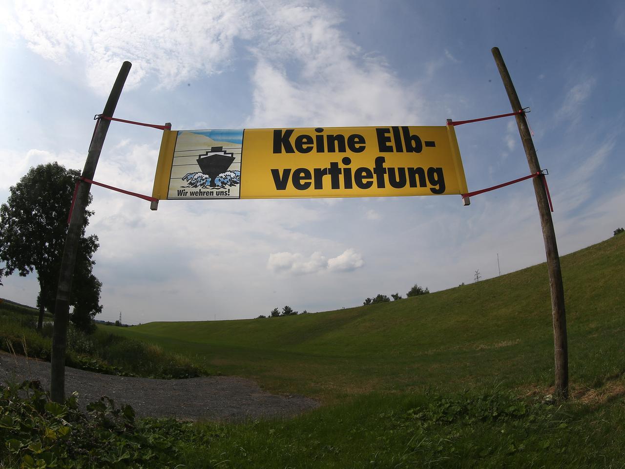 Protest-Banner gegen die Elbvertiefung in der niedersächsischen Ortschaft Jork