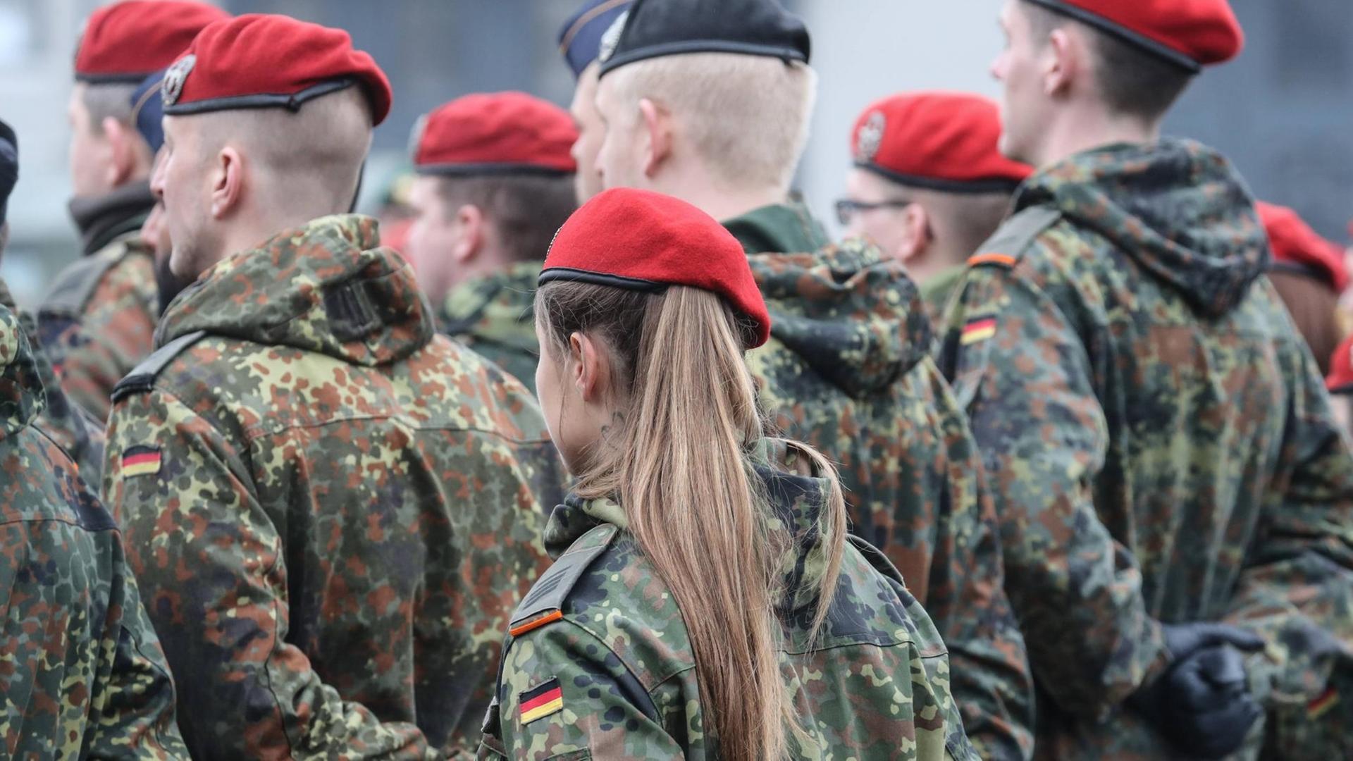 Soldatinnen und Soldaten der Hauptfeldwebel-Lagenstein-Kaserne in Hannover haben Aufstellung genommen. 