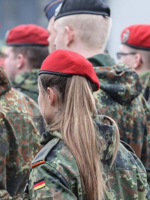 Soldatinnen und Soldaten der Hauptfeldwebel-Lagenstein-Kaserne in Hannover haben Aufstellung genommen. 
