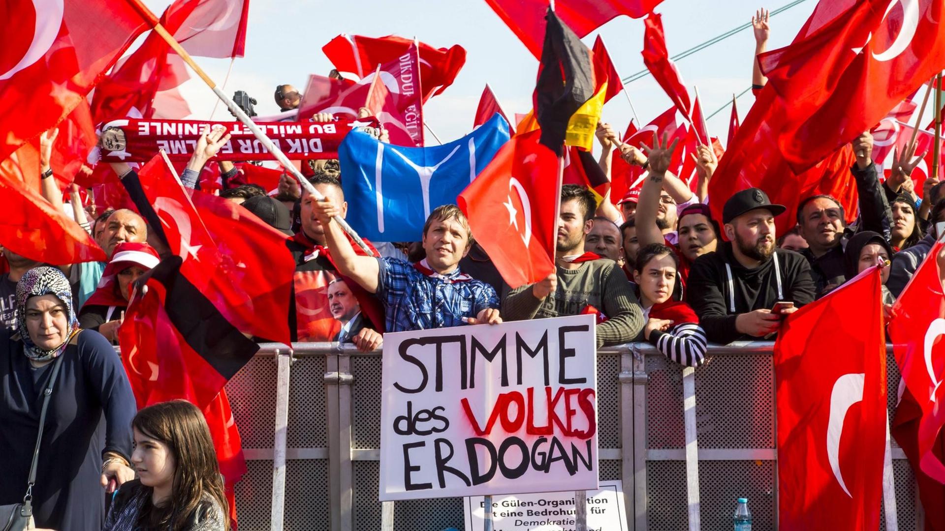 Kundgebung von Türken gegen den Putschversuch in der Türkei und für den türkischen Präsidenten Recep Erdogan in Köln am 31. Juli 2016. Zu sehen ist auch die blaue Flagge aus der Serie "Diriliş Ertuğrul".
