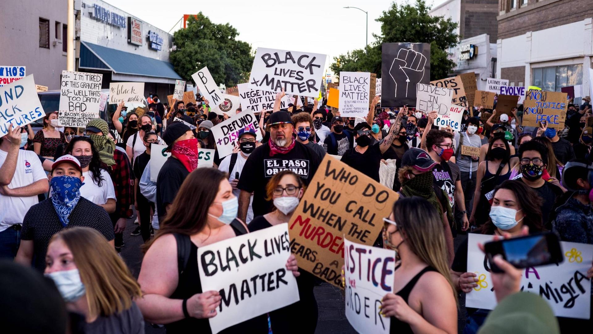 Ein Protestmarsch der Black Lives Matter Bewegung in El Paso, Texas, USA.