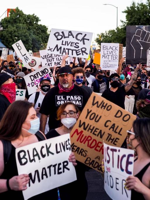Ein Protestmarsch der Black Lives Matter Bewegung in El Paso, Texas, USA.