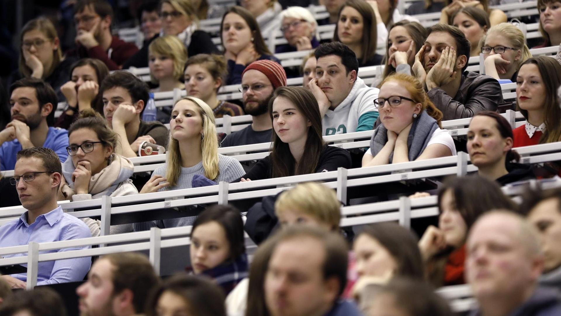 Gasthörer und Studenten der Uni Köln bei einem Vortrag in der Anatomie der Universität zu Köln. | Verwendung weltweit | Geisler-Fotopress / picture alliance