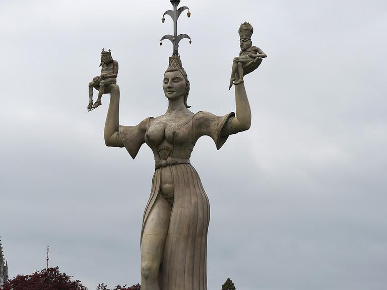 Die Statue Imperia ist in Konstanz am Bodensee zu sehen. Sie erinnert satirisch an das Konzil von Konstanz (1414-1418).