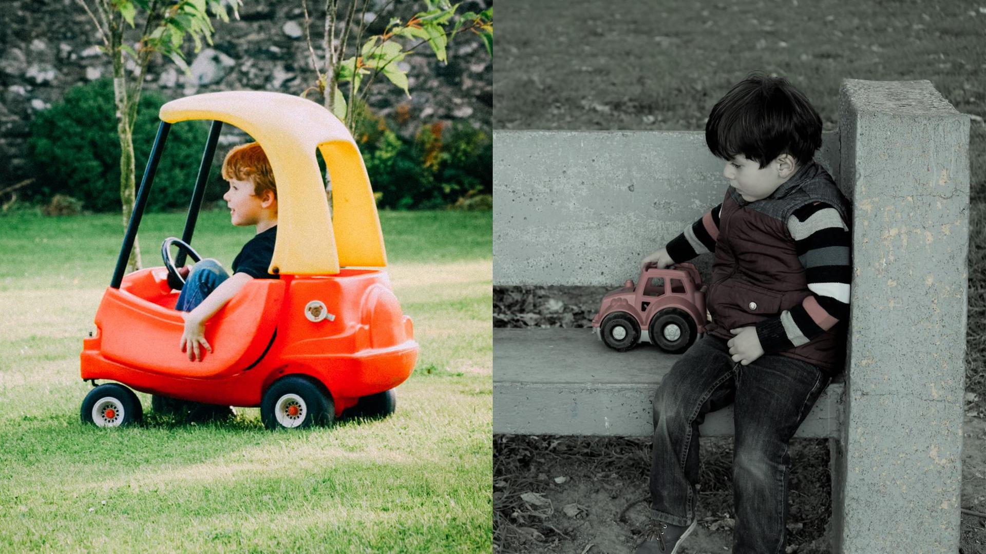 Ein kleiner Junge in einem großen Spielzeugauto in einem Garten. Daneben ein anderer kleiner Junge mit einem kleinen Spielzeugauto auf einer Betonbank.