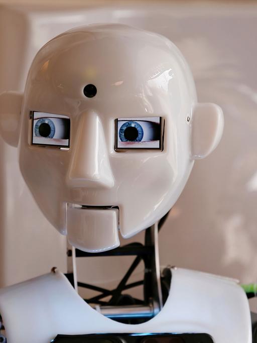Der britische, menschenähnliche Roboter RoboThespian, designet von der Firma Engineered Arts Ltd, während einer Präsentation im Moskauer Café Bosco