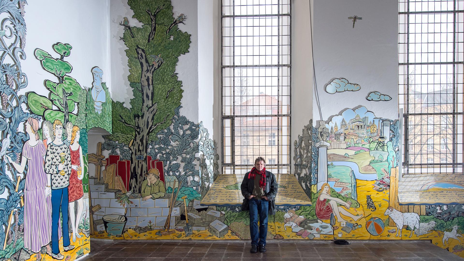 Der Maler und Grafiker Moritz Götze aus Halle/Saale vor der Schlosskirche St. Aegidien in Bernburg; Aufnahme vom März 2016