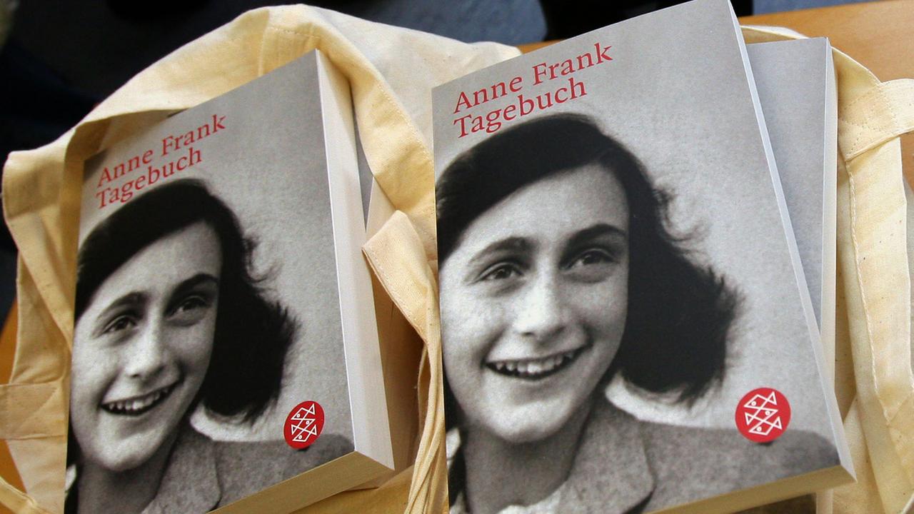 Bücherstapel mit dem "Anne Frank Tagebuch"