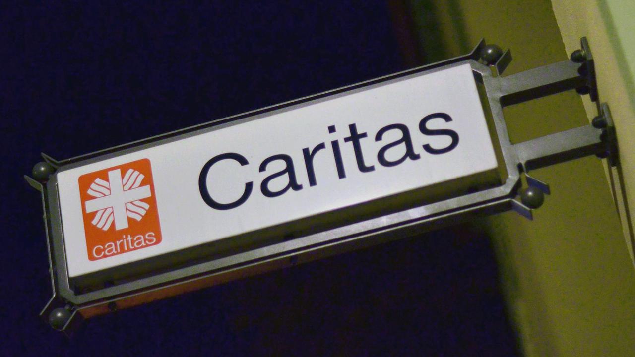 Ein Schild der Caritas