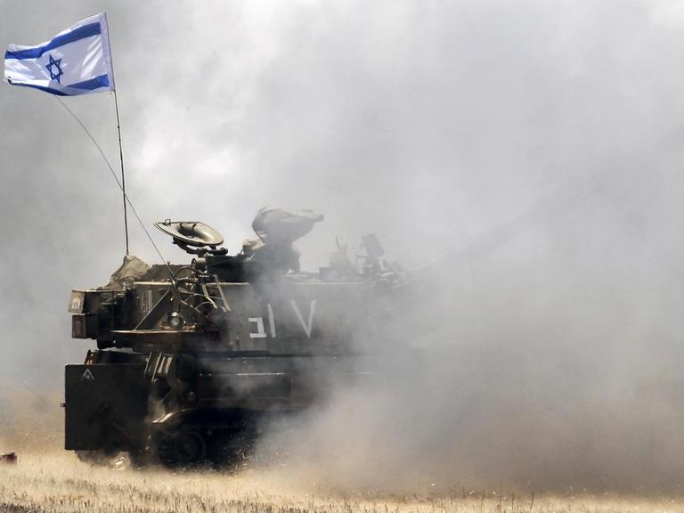 Ein israelisches Artillerie-Geschütz feuert am 2. August 2014 eine 155-Millimeter-Granate nahe der Grenze zum Gaza-Streifen ab.