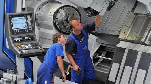 Industriemechaniker des Maschinenbauers Niles-Simmons arbeiten an einem Bearbeitungszentrum für Kurbelwellen.