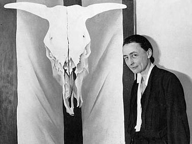 Georgia O'Keeffe vor ihrem Werk "Red White and Blue", 1930