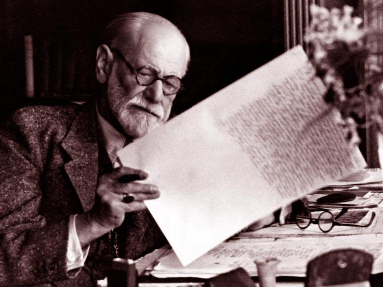 Sigmund Freud (1856-1939) hat zunächst mit der jüdischen Tradition seiner Familie gebrochen, bevor er durch den Antisemetismus eine jüdischen Identität annahm
