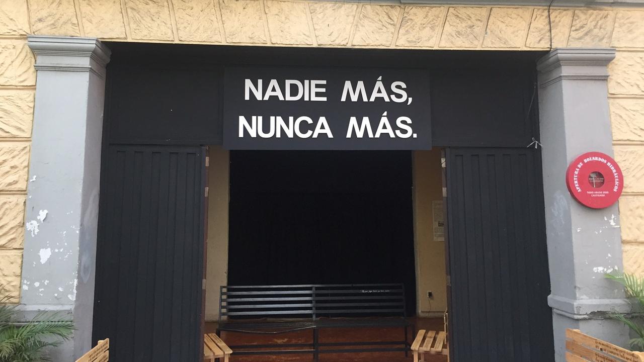Der Eingang zum spendenfinanzierten Museo de la memoria indomita in Mexiko-Stadt, das an das Schicksal Verschwundener erinnert. 