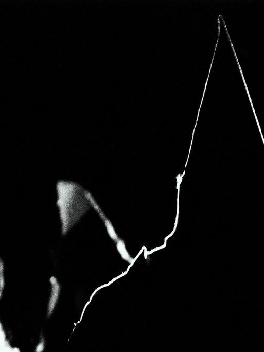 Silhouetten von spitzen Kapuzen der Ku Klux Klan Anhänger.