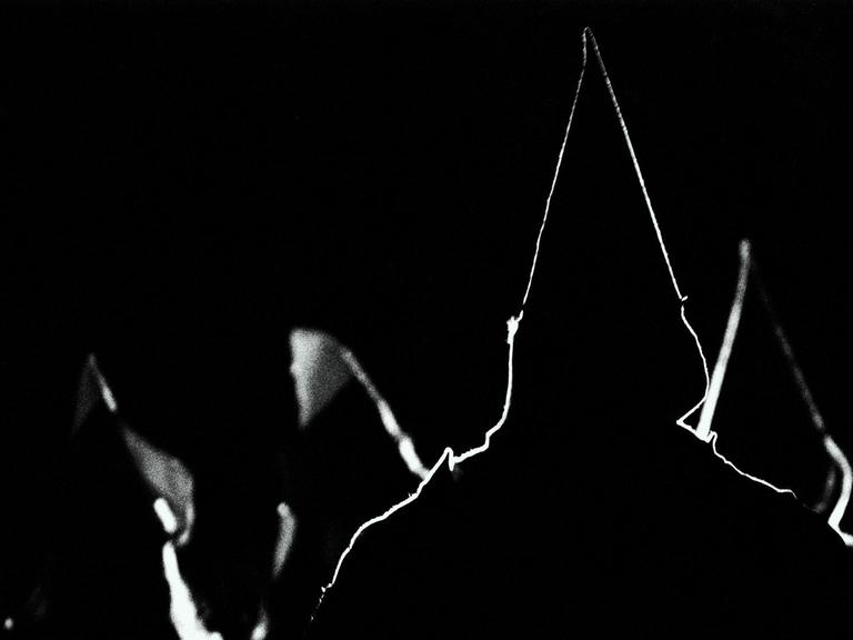 Silhouetten von spitzen Kapuzen der Ku Klux Klan Anhänger.