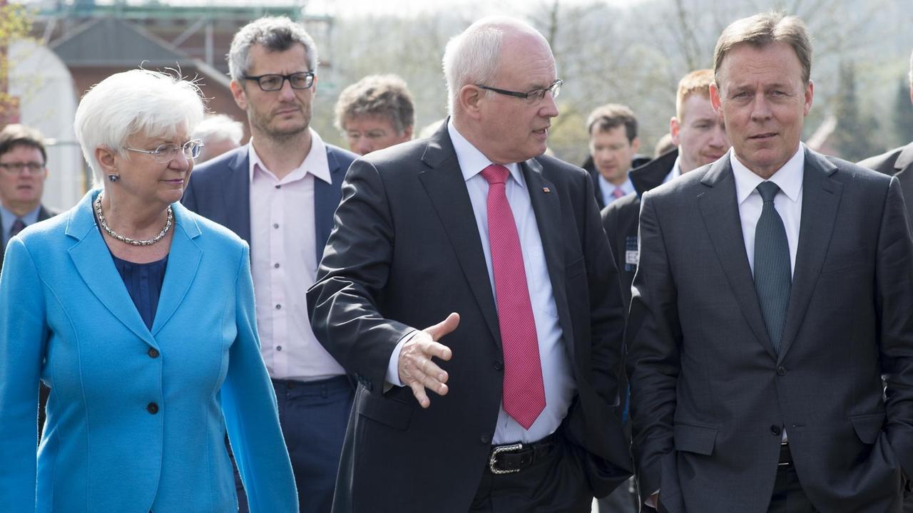 Die Vorsitzende der CSU-Landesgruppe, Gerda Hasselfeldt, der Unions-Fraktionsvorsitzende Volker Kauder und der SPD-Fraktionsvorsitzende Thomas Oppermann laufen im Freien Seite an Seite vor der Klausurtagung in Göttingen am 16.04.2015