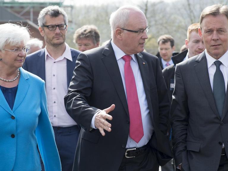 Die Vorsitzende der CSU-Landesgruppe, Gerda Hasselfeldt, der Unions-Fraktionsvorsitzende Volker Kauder und der SPD-Fraktionsvorsitzende Thomas Oppermann laufen im Freien Seite an Seite vor der Klausurtagung in Göttingen am 16.04.2015