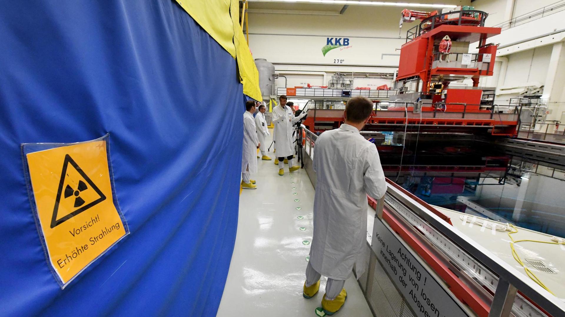 Besucher gehen am 22.08.2017 durch das Reaktorgebäude im Atomkraftwerk von Brunsbüttel (Schleswig-Holstein).