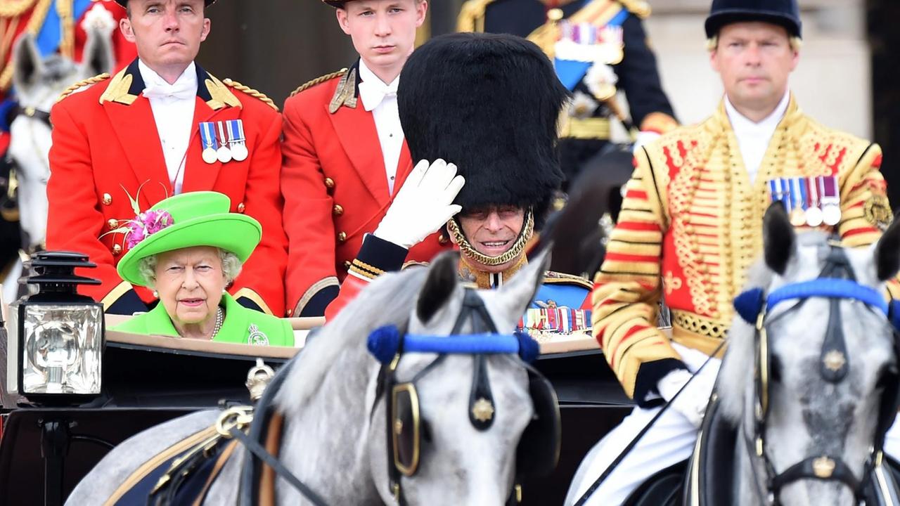 Queen Elizabeth II und Prinz Philip während der "Trooping the Colour"-Parade anlässlich des 90. Geburtstags der Königin.