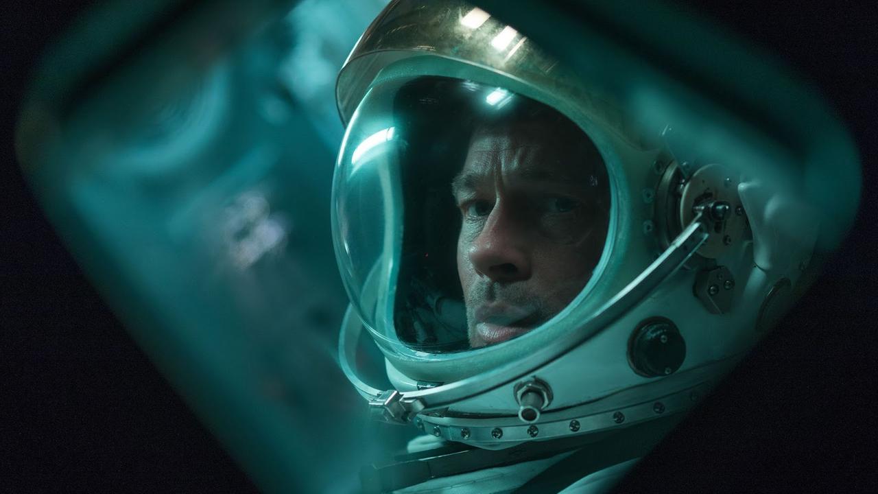Großaufnahme von Brad Pitt mit einem Astronautenhelm.