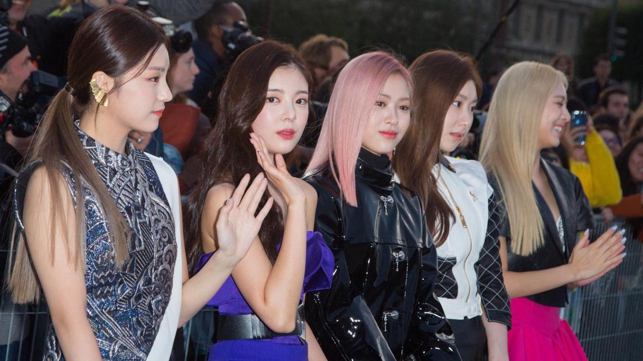 Die fünfköpfige südkoreanische Girlgroup Itzy beim Eintreffen zur Louis Vuitton Fashionshow in Paris.
