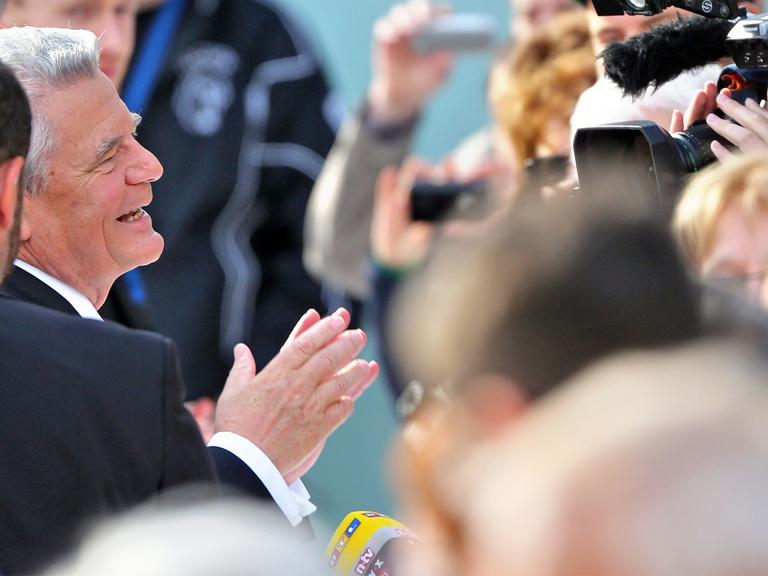 Bundespräsident Joachim Gauck begrüßt anlässlich der Feierlichkeiten zum 25. Jahrestag der "Friedlichen Revolution" Bürger in Leipzig (Sachsen); 9. Oktober 2014