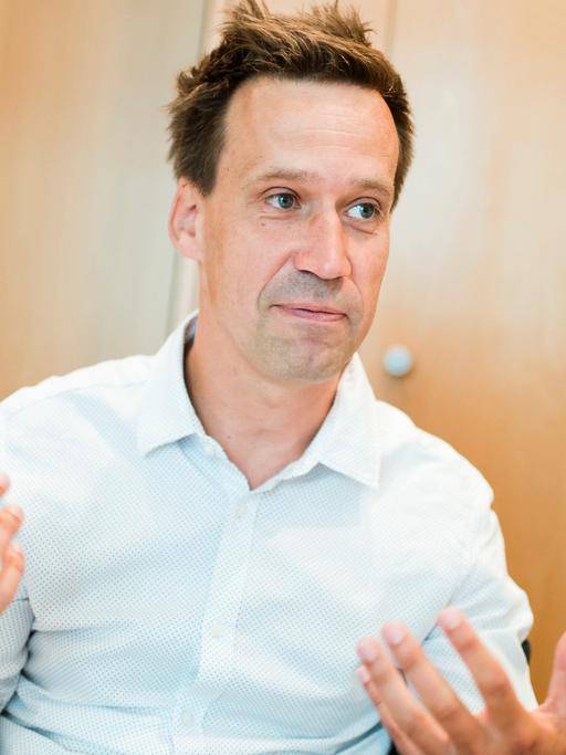 Der Literaturkritiker Volker Weidermann, aufgenommen am 02.09.2015 während eines Interviews in Berlin. Volker Weidermann leitet seit Oktober die ZDF-Literatursendung "Das Literarische Quartett".