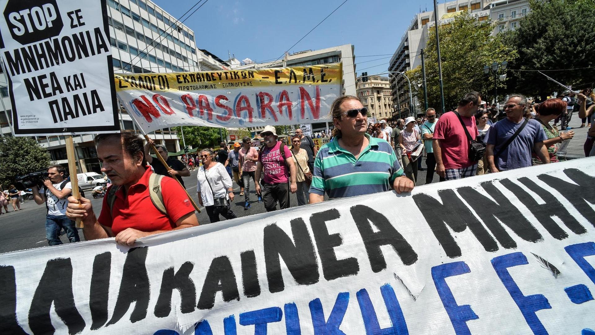 Demonstranten halten einen Banner während ihres Protestes in Athen.
