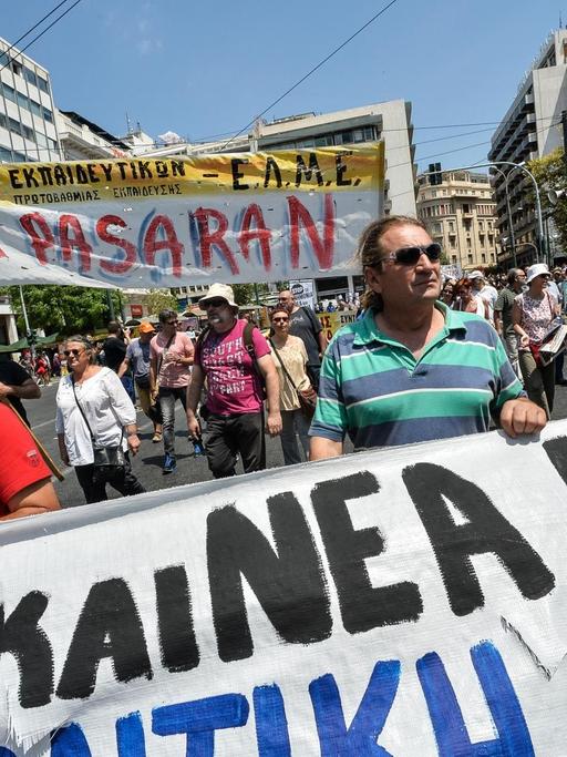 Demonstranten halten einen Banner während ihres Protestes in Athen.
