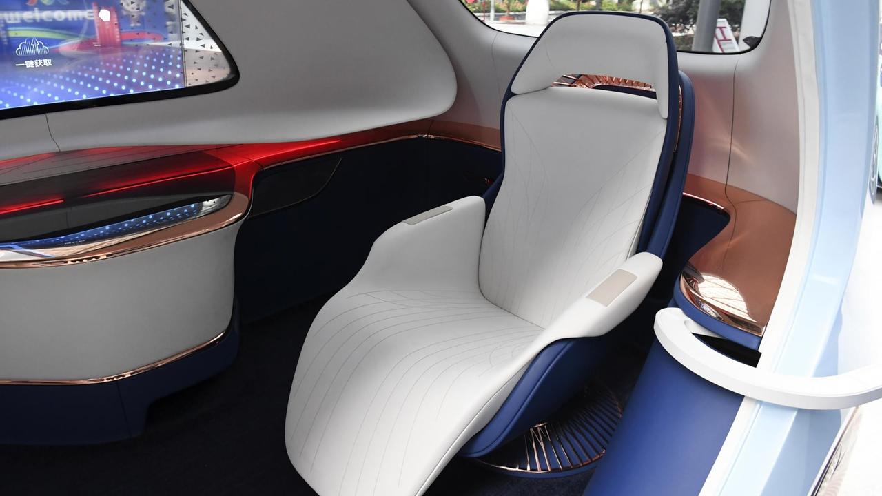Ein futuristisch aussehender Sessel ist im Inneren des Prototyps eines selbstfahrenden Autos zu sehen.