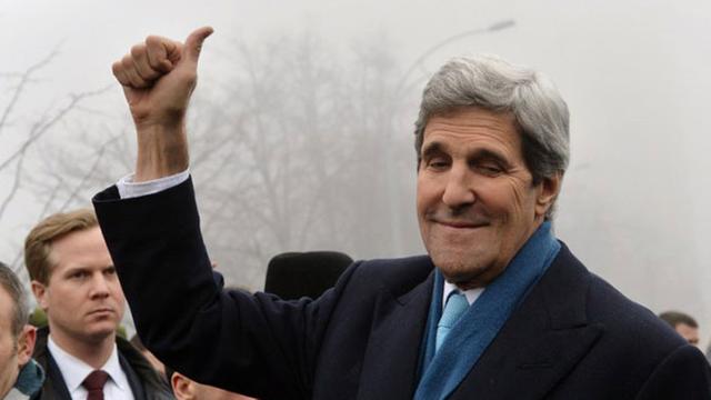 US-Außenminister John Kerry steht neben einem Auto auf dem Maidan in der ukrainischen Hauptstadt Kiew.