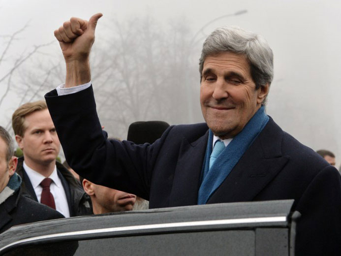 US-Außenminister John Kerry steht neben einem Auto auf dem Maidan in der ukrainischen Hauptstadt Kiew. US-Außenminister John Kerry steht neben einem Auto auf dem Maidan in der ukrainischen Hauptstadt Kiew.