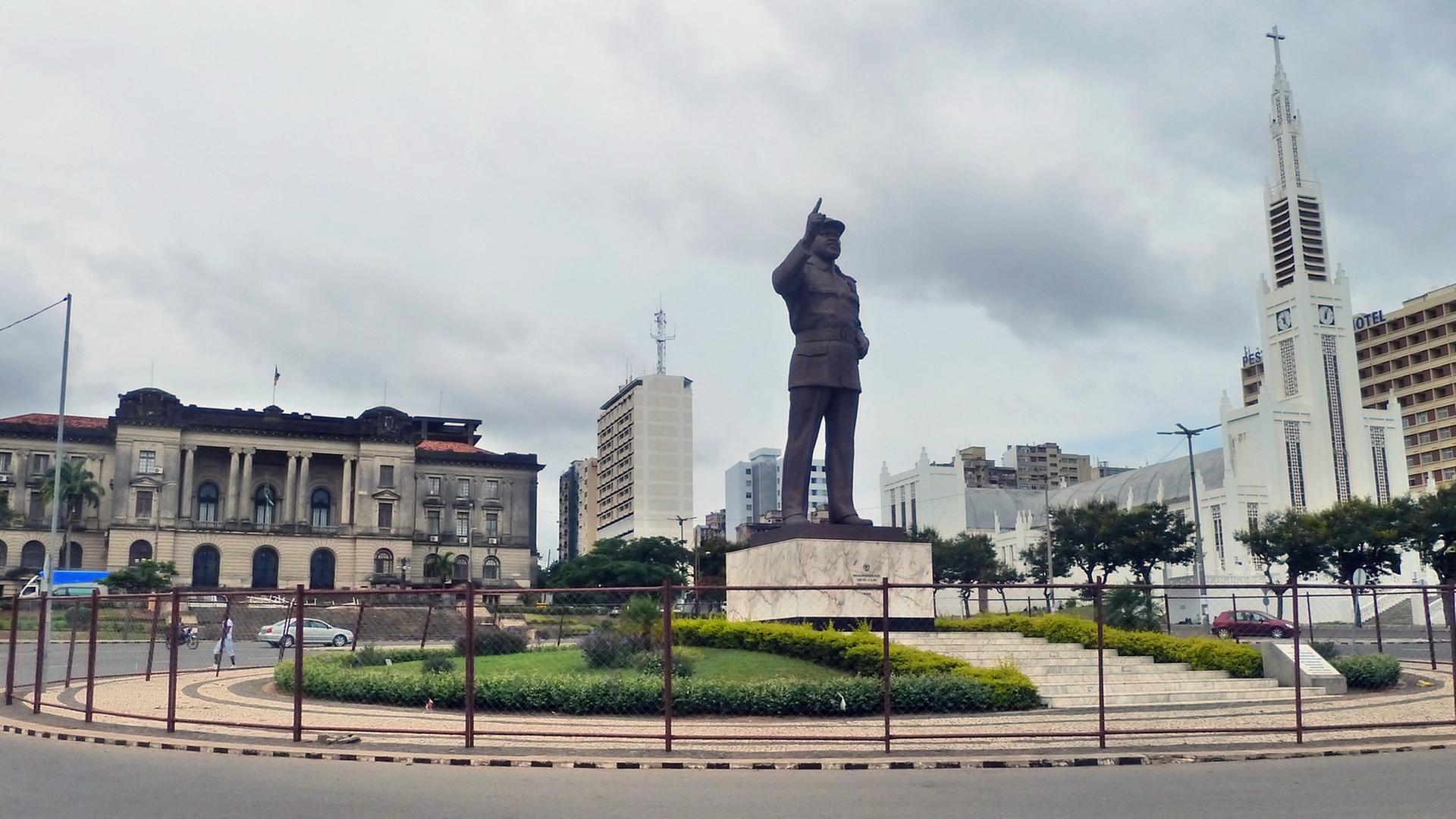 Die Samora-Machel-Statue auf dem Platz der Unabhängigkeit in Maputo, der Hauptstadt von Mosambik