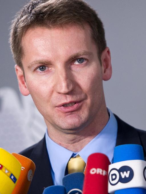 Patrick Sensburg, Obmann der CDU, spricht in Mikrofone von Journalisten.