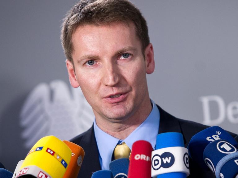 Patrick Sensburg, Obmann der CDU, spricht in Mikrofone von Journalisten.