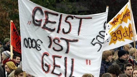 Studenten protestieren mit einem Schild mit der Aufschrift "Geist ist geil" gegen Studiengebühren in Düsseldorf.