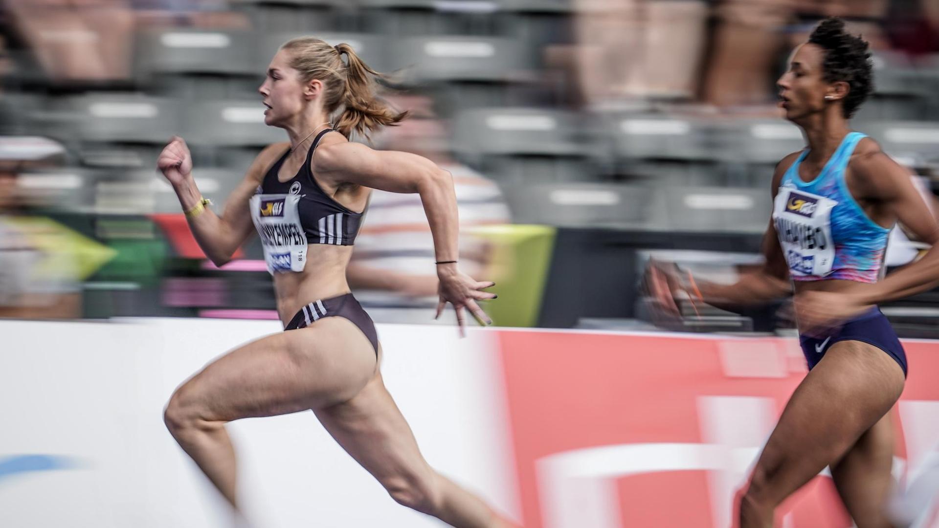 Gina Lückenkemper läuft vor Malaika Mihambo bei der Deutschen Meisterschaft 2019