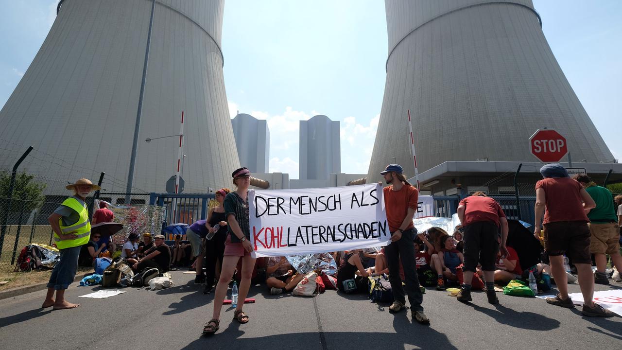 Aktivisten der Aktionsgruppe "Kohle erSetzen" protestieren am 4.08.2018 vor dem Kraftwerk Lippendorf.