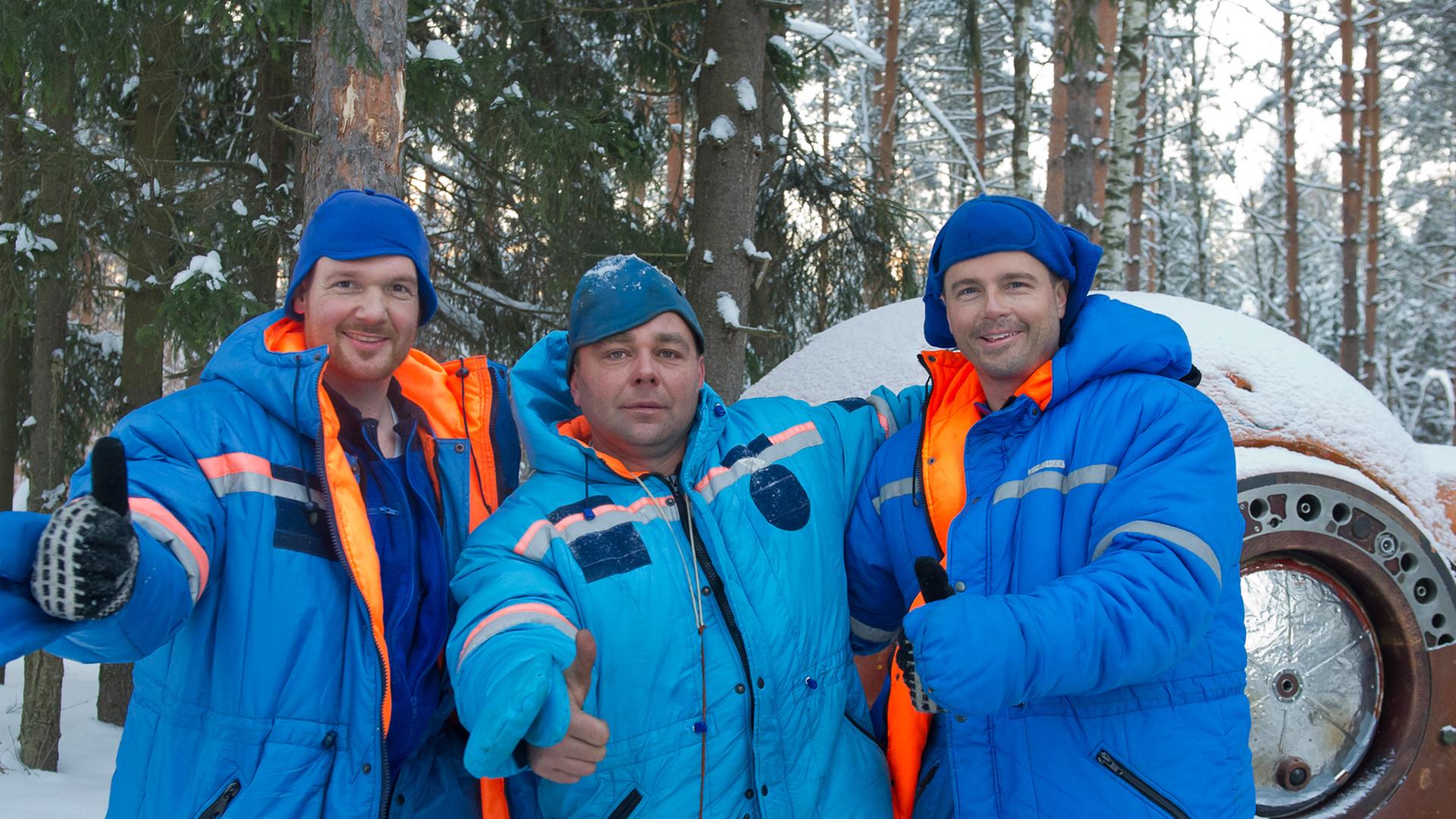 ACHTUNG: Nur zur redaktionellen Verwendung im Zusammenhang mit der aktuellen Berichterstattung und Nennung des Urhebers. ESA astronaut Alexander Gerst (left), Russian cosmonaut Max Suraev and Reid Wiseman of NASA (right) take part in winter survival training near Star City, Russia, on 25 January 2013. Survival training is an important part of all Soyuz mission training. There is always the possibility that a Soyuz spacecraft could land in a remote, cold area. All astronauts have to learn to survive in harsh climates while waiting for rescue. Alexander Gerst is flight engineer for Expedition 40/41, which will be launched to the Station in May 2014 on a long-duration mission to run science experiments and maintain humankind_s space base. Foto: Gagarin Cosmonaut Training Centre