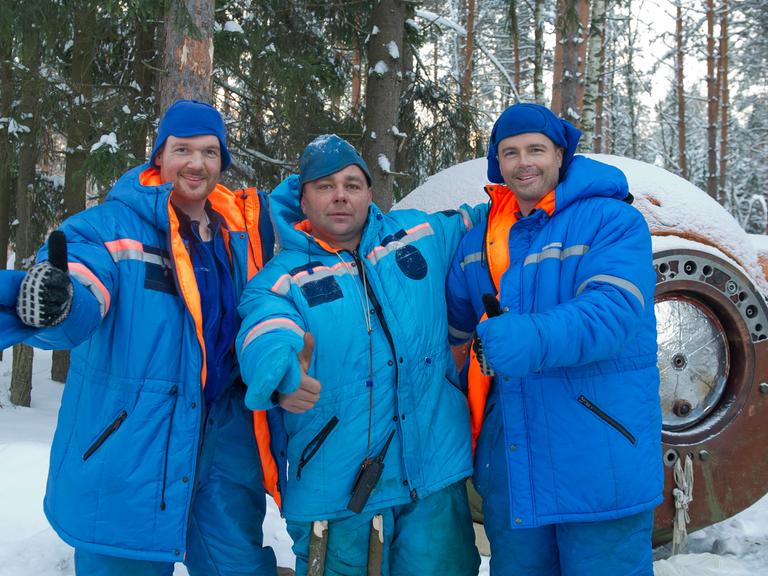 ACHTUNG: Nur zur redaktionellen Verwendung im Zusammenhang mit der aktuellen Berichterstattung und Nennung des Urhebers. ESA astronaut Alexander Gerst (left), Russian cosmonaut Max Suraev and Reid Wiseman of NASA (right) take part in winter survival training near Star City, Russia, on 25 January 2013. Survival training is an important part of all Soyuz mission training. There is always the possibility that a Soyuz spacecraft could land in a remote, cold area. All astronauts have to learn to survive in harsh climates while waiting for rescue. Alexander Gerst is flight engineer for Expedition 40/41, which will be launched to the Station in May 2014 on a long-duration mission to run science experiments and maintain humankind_s space base. Foto: Gagarin Cosmonaut Training Centre