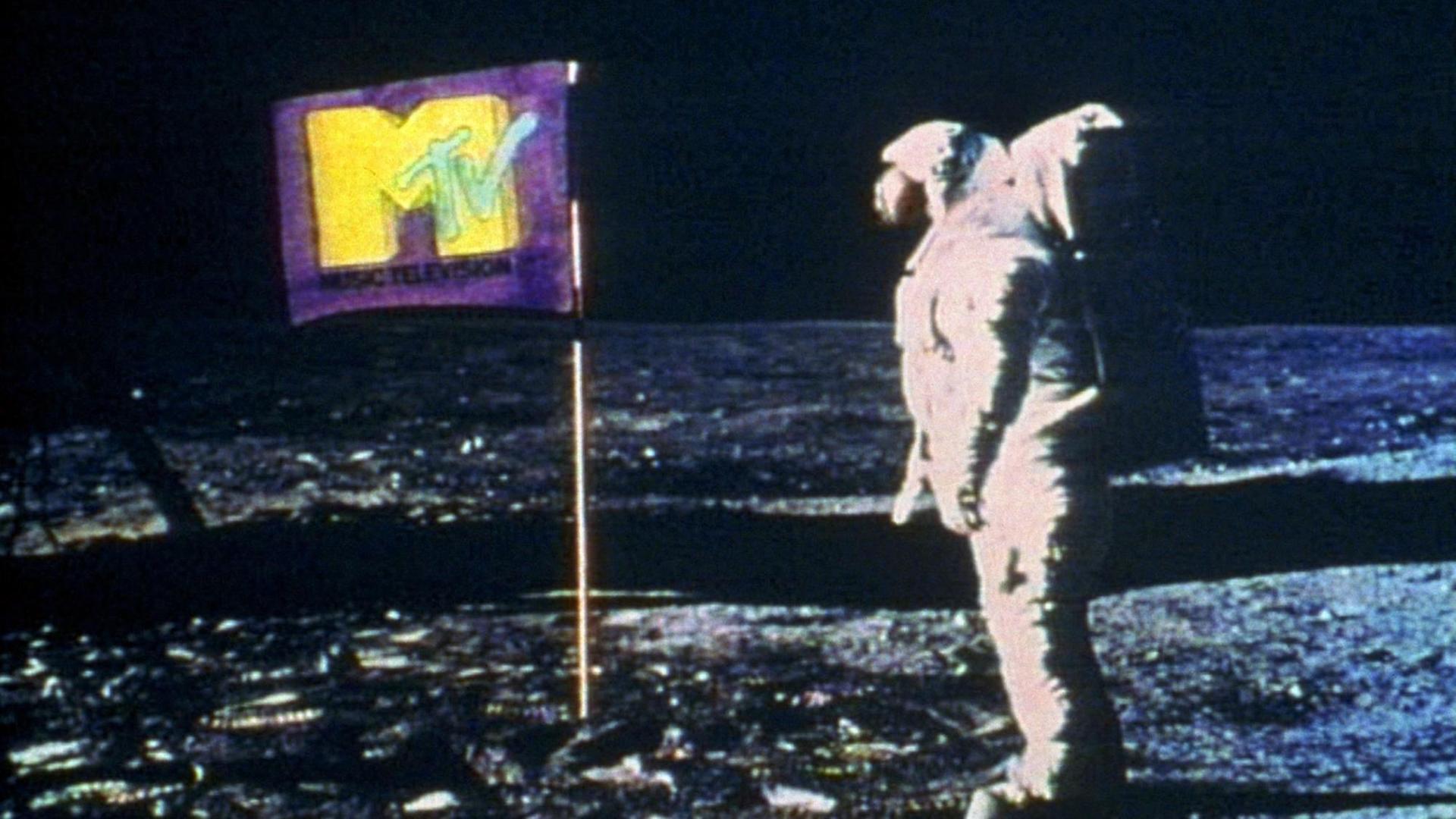 Mit einem frechen Spot präsentierte sich der nagelneue Kabelsender MTV in seiner ersten US-Sendung am 1. August 1981: In den historischen Aufnahmen von der ersten Mondlandung, die Neil Armstrong beim Hissen der amerikanischen Flagge zeigen, wurde das Sternenbanner kurzerhand mit dem MTV-Logo ersetzt (undatiertes MTV-Handout). Seit 1987 gibt es MTV auch in Europa. In Deutschland ist MTV streng genommen erst seit Juni 1988 zu sehen. Damals schalteten sich knapp 52.000 Haushalte ein. Das erste Live-Programm wurde am 7. November 1989 gesendet, zwei Tage vor dem Fall der Berliner Mauer.