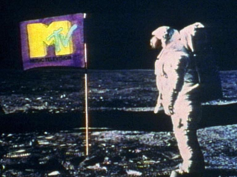Mit einem frechen Spot präsentierte sich der nagelneue Kabelsender MTV in seiner ersten US-Sendung am 1. August 1981: In den historischen Aufnahmen von der ersten Mondlandung, die Neil Armstrong beim Hissen der amerikanischen Flagge zeigen, wurde das Sternenbanner kurzerhand mit dem MTV-Logo ersetzt (undatiertes MTV-Handout). Seit 1987 gibt es MTV auch in Europa. In Deutschland ist MTV streng genommen erst seit Juni 1988 zu sehen. Damals schalteten sich knapp 52.000 Haushalte ein. Das erste Live-Programm wurde am 7. November 1989 gesendet, zwei Tage vor dem Fall der Berliner Mauer.