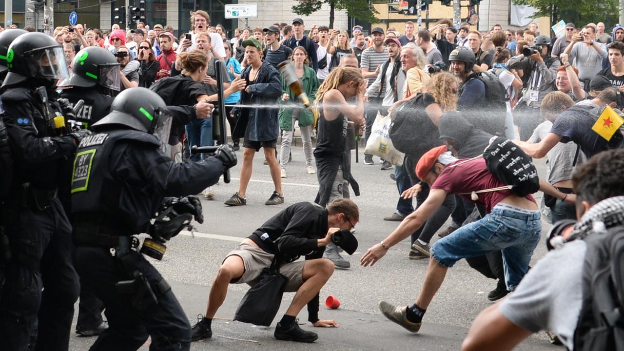 Polizisten setzen Pfefferspray bei der Demonstration "Grenzenlose Solidarität statt G20" ein. 
